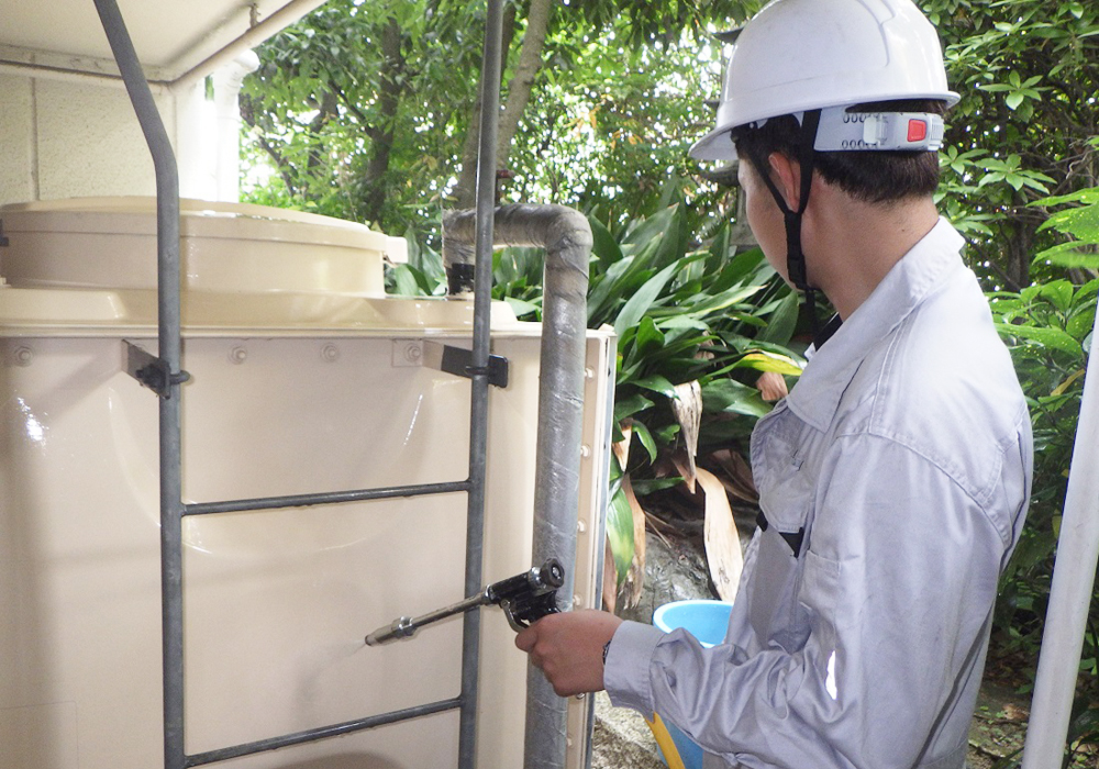 水槽 外側 清掃中